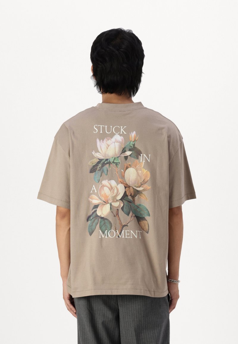 Only & Sons ONSAARAV LIFE TEE UNISEX - Camiseta estampada - desert taupe