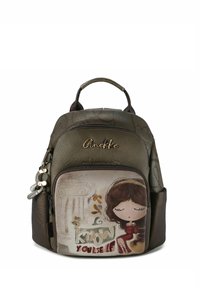 Grüner und brauner Rucksack aus Kunstleder mit einer illustrierten Mädchenabbildung auf der Vordertasche, mit goldenen Akzenten und einem dekorativen Anhänger.