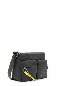 Borsa nera in tessuto testurizzato con due tasche frontali, tracolla gialla di accento, accessori in metallo argentato e tracolla grigia regolabile.