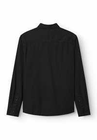 Camicia nera a maniche lunghe con colletto button-down, realizzata in tessuto texturizzato. Presenta due polsini con bottoni e un orlo dritto.