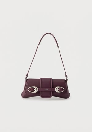 Sac à bandoulière en cuir violet foncé avec boucles ovales argentées et logo "HUGO" sur le rabat avant, bandoulière fine, design minimaliste.