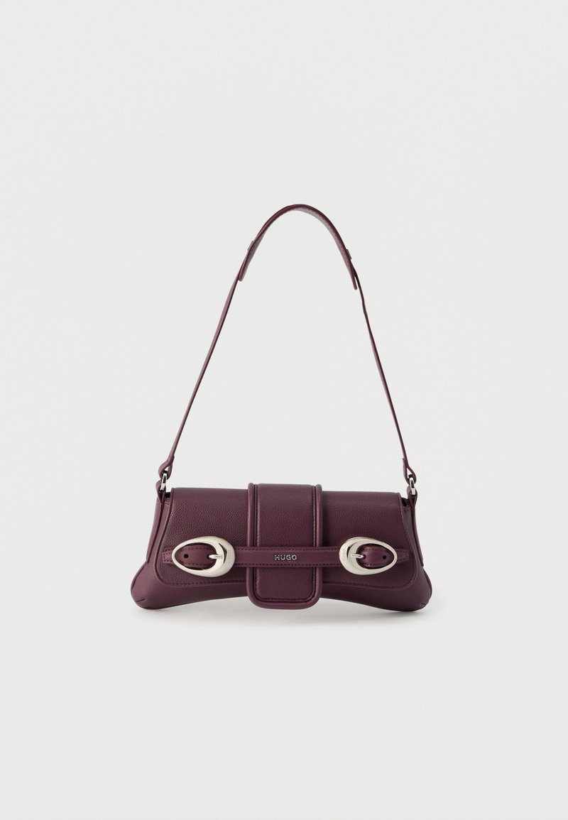 Σκούρα μοβ δερμάτινη τσάντα ώμου με ασημένιες οβάλ αγκράφες και λογότυπο "HUGO" στο εμπρόσθιο καπάκι, λεπτό λουρί, μινιμαλιστικός σχεδιασμός.