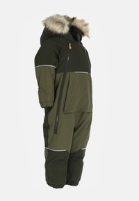 Grüner isolierter Schneeanzug mit einer Kapuze mit Kunstfellbesatz, elastischen Bündchen und reflektierenden Streifen. Verfügt über einen durchgehenden Reißverschluss sowie seitliche Taschen mit Reißverschluss.