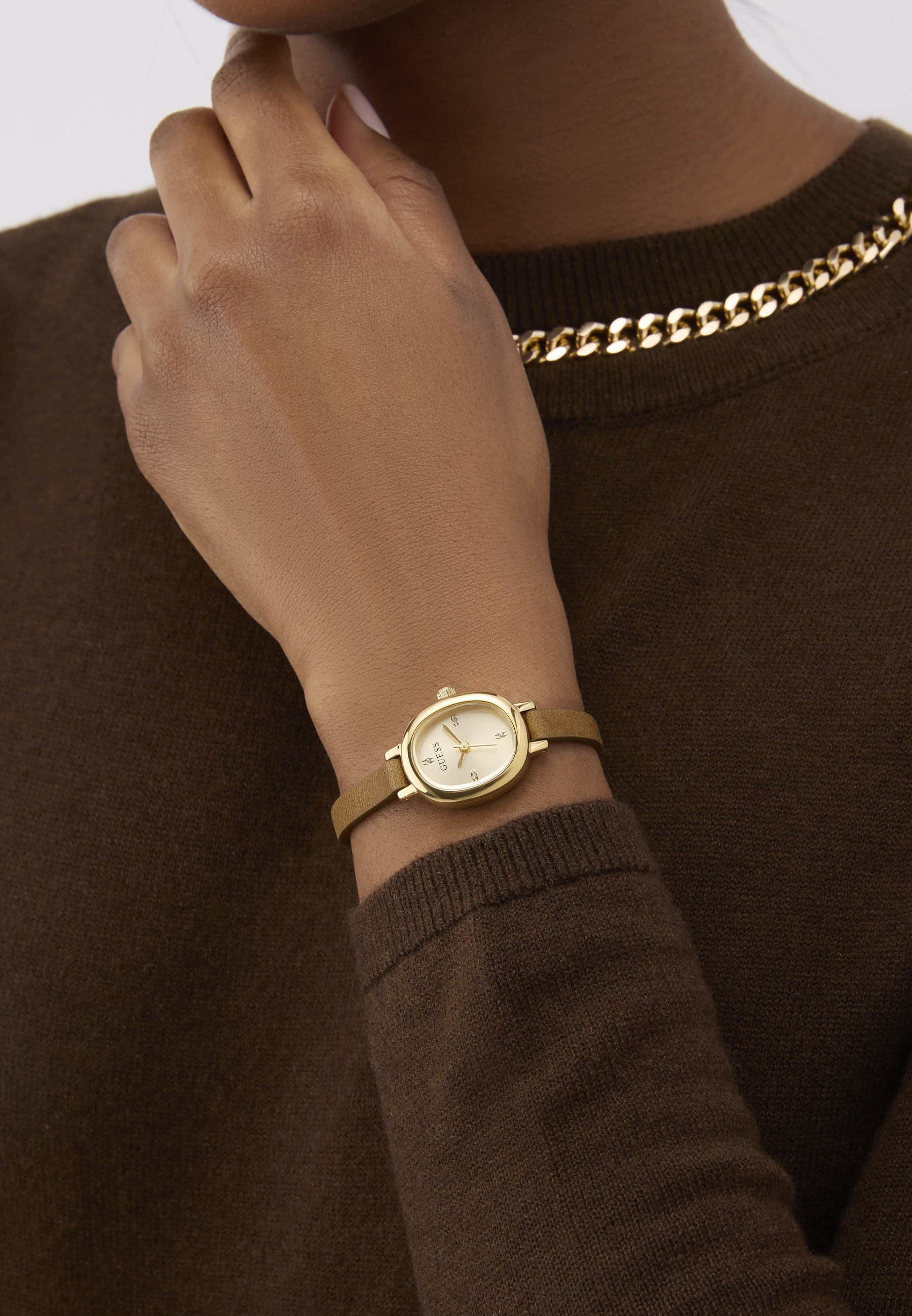 GUESS Orologio Da Uomo Analogico Con Cinturino In Pelle Marrone E Logo Ritagliato, Quadrante Rotondo, Look Casual Chic - 4