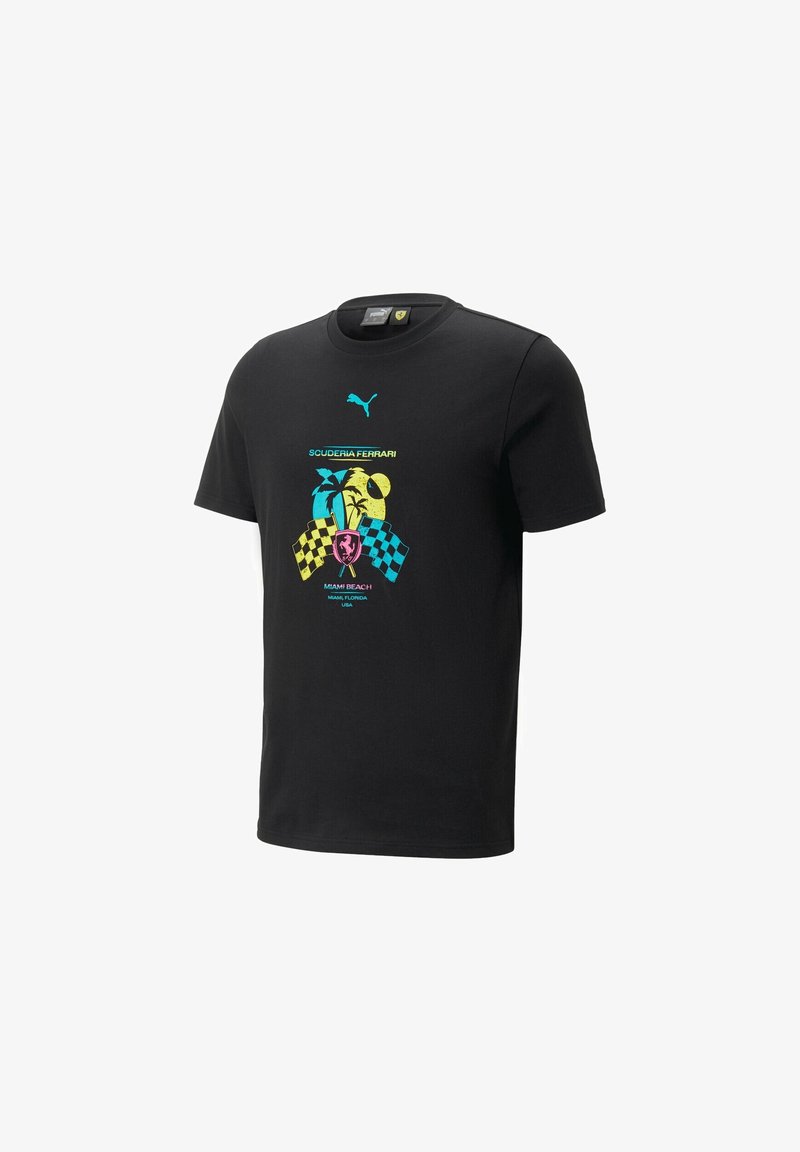 T-shirt noir Puma avec un graphique coloré Miami Beach, des palmiers, des drapeaux de course, le logo Ferrari et le texte "Scuderia Ferrari" sur le devant.