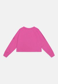 Světle růžová dlouhý rukáv krátká mikina s žebrovanými manžetami a límcem, zobrazena zezadu na bílém pozadí.