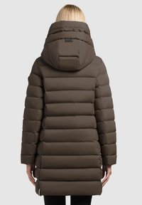 Brązowa kurtka puchowa z wysokim kołnierzem i dużą kapturem, z poziomymi pikowanymi sekcjami i gładką teksturą. Widok z tyłu pokazuje akcenty na rękawach.