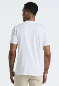Witte katoenen T-shirt met korte mouwen, ronde hals, gladde textuur en een reguliere pasvorm, gezien vanaf de achterkant.