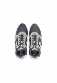 Grijze en zwarte sportschoenen met een bovenwerk van mesh, contrasterende suède accenten, ronde veters en logodetail aan de zijkant.