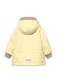 Manteau jaune pour enfants avec une capuche, présentant des poignets côtelés beiges. Tissu lisse et léger avec une étiquette de marque à l'arrière.