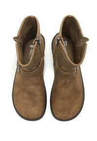 Botas de tobillo de ante marrón con punta redonda, cremalleras laterales y suelas de goma planas. Diseño minimalista con un simple detalle de correa.