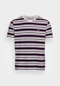 T-shirt a righe con strisce orizzontali bianche e nere, scollatura rotonda, maniche corte, con un piccolo logo rosso di Levi's sul petto.