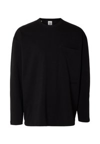 Langermet svart T-skjorte i mykt stoff, med rund hals og venstre brystlomme. Minimalistisk design uten mønstre eller detaljer.