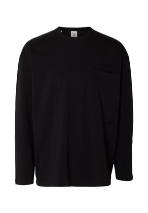 Majica crne boje s dugim rukavima u mekanom materijalu, s okruglim izrezom i džepom na lijevoj strani prsa. Minimalistički dizajn bez uzoraka ili naglasaka.