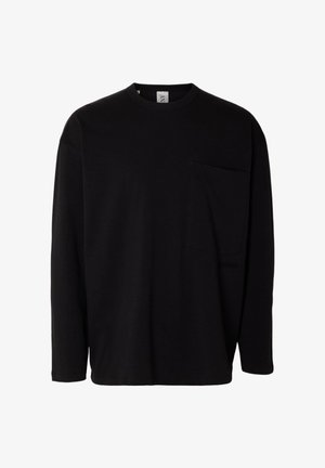 Melnas krāsas garroku T-krekls no mīksta auduma ar apaļu apvīti un kreisajā krūšu pusē kabatu. Minimalistisks dizains bez rakstiem vai akcents.