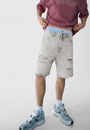 Bershka DESTROYS - Denimové šortky - grey