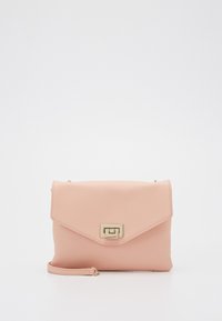 Piccola borsa in pelle rosa chiaro con pattina, chiusura a lucchetto rettangolare dorato e tracolla staccabile abbinata su uno sfondo bianco.