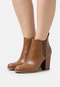 MICHAEL Michael Kors Stivaletti con tacco - brown