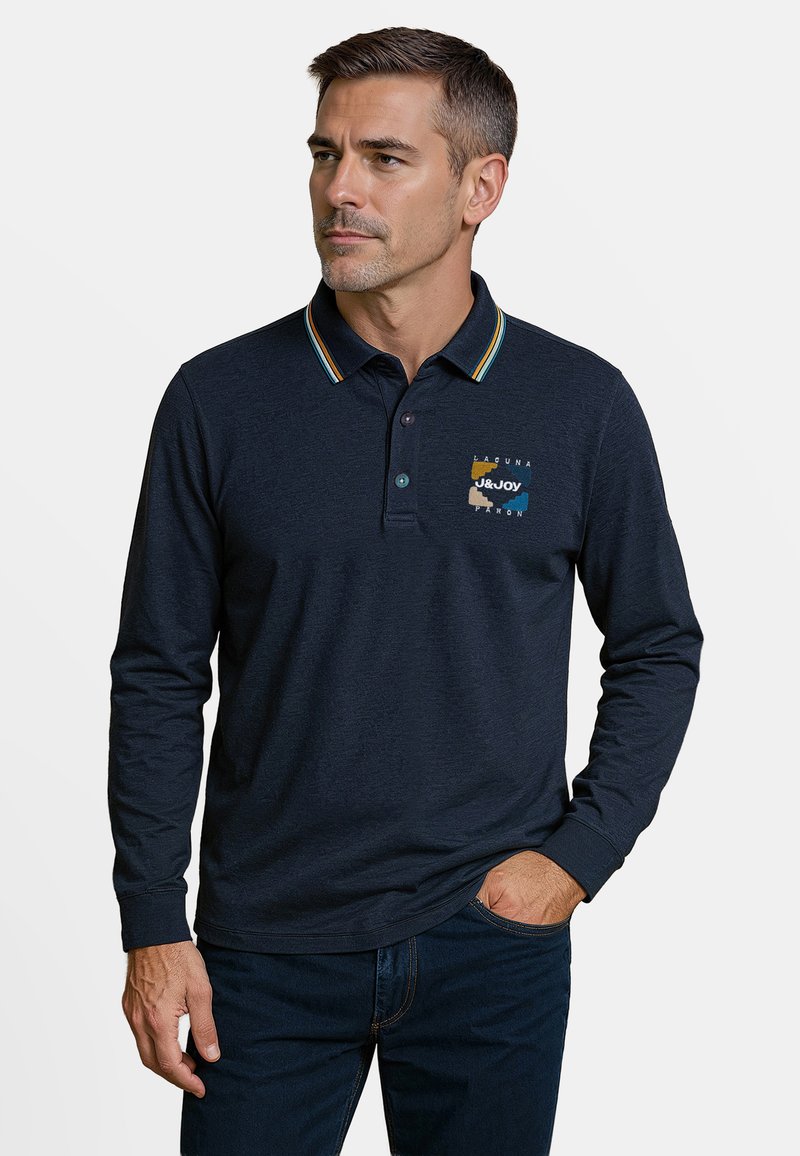 Marineblauw poloshirt met lange mouwen en een meerkleurige gestreepte kraag, voorzien van een grafische tekst en logo op de linkerborst. Casual pasvorm, gestructureerde stof.