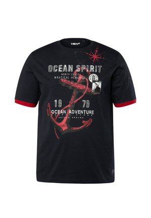 Navyblauwe katoenen T-shirt met rode accenten. Voorzien van nautisch thema grafische print, inclusief een anker en de teksten "Ocean Spirit" en "Ocean Adventure."