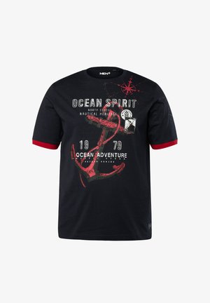 Navyblauwe katoenen T-shirt met rode accenten. Voorzien van nautisch thema grafische print, inclusief een anker en de teksten "Ocean Spirit" en "Ocean Adventure."