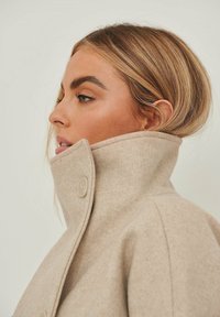 NA-KD Īss mētelis - light beige