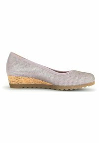 Scarpa con zeppa in mesh di un delicato lilla, con una suola intermedia dall'aspetto in sughero. Presenta una punta arrotondata e una suola in gomma testurizzata.