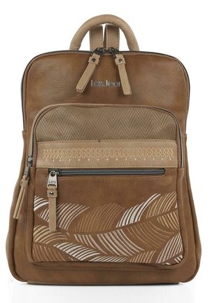 Mochila de imitación de cuero marrón con dobles asas superiores, compartimentos con cremallera y una parte frontal texturizada que presenta patrones de hojas blancas.