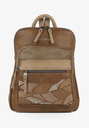 Mochila de imitación de cuero marrón con dobles asas superiores, compartimentos con cremallera y una parte frontal texturizada que presenta patrones de hojas blancas.