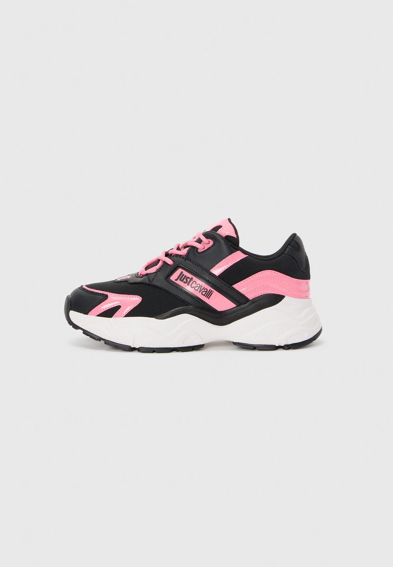 Sneaker atletica nera e rosa con upper testurizzato, sovrapposizioni a contrasto, una suola bianca chunky e lacci rosa con dettaglio del marchio.