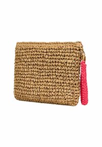 Borsa a mano in paglia intrecciata con un corpo beige testurizzato e un accento rosa intrecciato sul lato, con chiusura a zip nella parte superiore.
