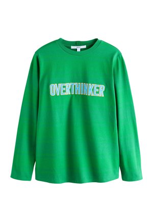 Groen T-shirt met lange mouwen waarop "OVERTHINKER" staat in witte en lichtblauwe letters. Gemaakt van zacht stof met een ronde hals en een losse pasvorm.