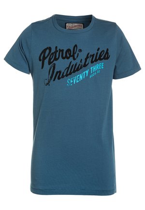 Camiseta azul de manga corta con cuello redondo con el texto "Petrol Industries" en negro y "SEVENTY THREE 5026.SE" en azul claro en la parte delantera.