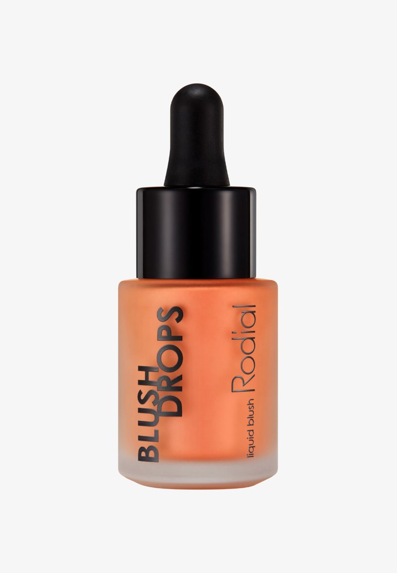 Flüssiger Rouge in einer klaren Glasflasche mit einem Verlauf in orangefarbener Nuance, ausgestattet mit einem schwarzen Tropfer und auffälliger schwarzer Beschriftung.