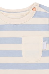 Gestreiftes Kurzarmhemd in Creme und Hellblau, mit einer Brusttasche und einem Druckknopf am Halsauschnitt. Aus weichem Baumwollmaterial.
