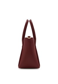 Rode leren handtas met een driehoekige vorm, twee korte handvatten en een goudkleurige hardwareaccent bij de sluiting. Tactiele oppervlakte.