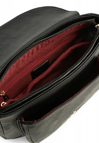 Borsa a mano nera in materiale sintetico con un'esterno testurizzato, dotata di una fodera bordeaux e numerose tasche interne con chiusura a zip.