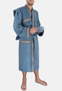 Männer Baumwoll-Bademantel in Blau mit einem Taillengürtel, gestreiften Akzenten an den Ärmeln und Taschen, klassischem Schalkragen und zwei vorderen Taschen.