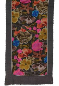 Blumenschal mit großen, mehrfarbigen Blumen auf dunklem Hintergrund, mit fransigen Kanten und einem kontrastierenden Rand. Seidige Textur.