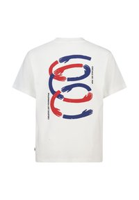 Witte katoenen t-shirt met op de achterkant een grafisch ontwerp van met elkaar verbonden rode en blauwe handen, met de tekst "Creative Art Foundation".