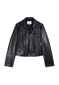 Sort faux læderjakke med cropped design, der har metaløjer på kraven og lommerne samt lange ærmer.