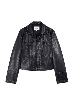 Jachetă din piele ecologică neagră, cu un design scurt, având ochiuri metalice pe guler și buzunare, și mâneci lungi.