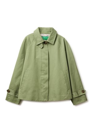 Hellgrüne, knöpfbare Jacke mit Kragen, zwei Vordertaschen und Knopfdetails an den Bündchen, flach auf weißem Hintergrund liegend.