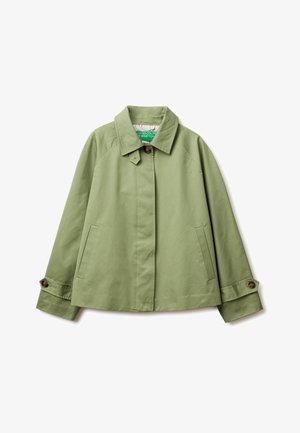 Hellgrüne, knöpfbare Jacke mit Kragen, zwei Vordertaschen und Knopfdetails an den Bündchen, flach auf weißem Hintergrund liegend.