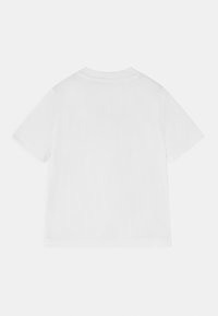 Sima fehér, rövid ujjú pamut póló, hátulról, kerek nyakkivágással, fehér háttér előtt.