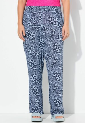 Pantaloni rilassati blu e bianchi con una fascia elastica in vita, caratterizzati da un design astratto variabile e un tessuto leggero.
