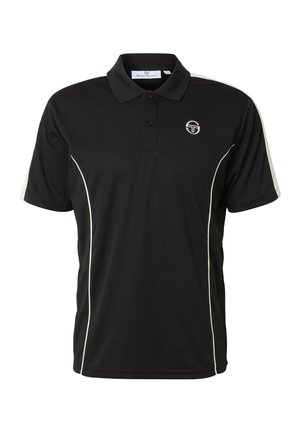 Černé polo tričko s krátkými rukávy, s bílým lemováním podél stran a ramen, se zapínáním na dvě knoflíky a malým bílým logem na levé straně hrudi.