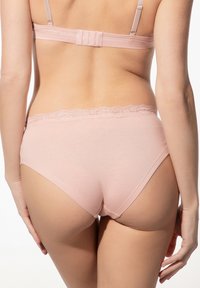 Rosa Baumwollunterwäsche mit Spitzenbesatz an der Taille, mit mittlerem Bund und glatter Textur, aus der Rückenansicht gezeigt.