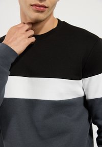 Pier One Φούτερ - forged iron/white/black