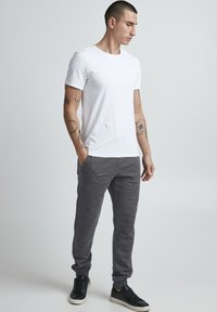 11 Project PRMENKO REGULAR FIT - Trainingsbroek - black